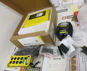 Air serie Funkfernsteuerung bestehend aus:
- Sender LK Neo 8
- Empfänger ACRM15
- Radio 870 MHz FHSS
- (Anzahl 1) 100-240 VAC Versorgung, EU, UK, US, AUS Stecker
- (Anzahl 2) Li-Ion Akku (LPM01)
- Schutzhülle mit Gurt (*ausser enabling switch Ausfuehrungen)
- Bedienungsanleitung, CD AUTEC Srl