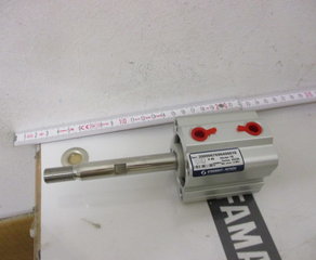 Пневмоцилиндр
Pneumatic cylinder,special piston rod
Dia.40, stroke 18 mm Stransky a Petrzik