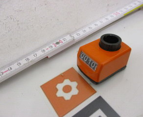 Индикатор положения 
Dig. PositionsanzeigeTyp DA04
Einbaulage 04senkrechte Spindel
Anzeige n.1.Umdr. 10
Kommastelle 0
Zählrichtung i rechts steigend
Hohlwelle/Durchm. 14  Standard
Farbe O  orange RAL 2004
Drehabst./Form A  Zylinderansatz
Sichtfenster K  Standard (Kunststoff)
Abdichtung OAD ohne Abdichtung
Arretierung/Hohlw. OAR ohne
Zwischenplatte OZP ohne
Dichtungsplatte GK aufgeklebt
Richtungspfeil ORP ohne Siko