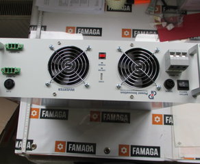 Инвертор 
Wechselrichter mit integriertem Bypass
DC-AC Konverter mit 4 kVA / 3200W
Eingangsspannung 220 VDC Bereich (178 - 264) VDC
Ausgangsspannung 230 VAC ± 5% 50 Hz
Gehäuse 19“ Einschub 3HE 84TE Tiefe 360 mm Power Innovation